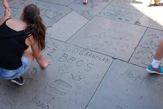 Отпечатки ног и рук на аллеи славы в Лос-Анджелесе в Америке
