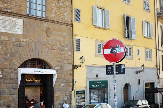 Стрит-арт человечек вылезает из знака стоп в городе Флоренция