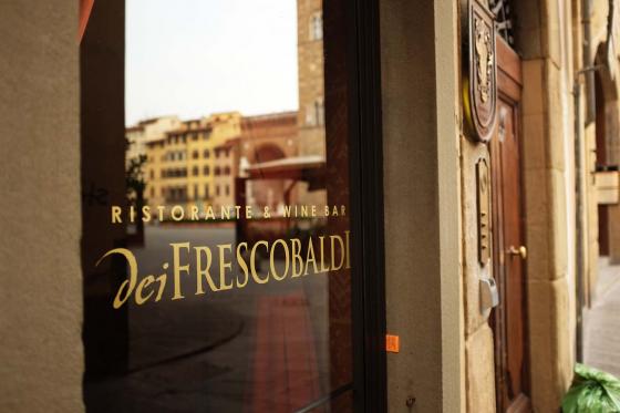 Фотография отражение улицы Флоренции в стекле ресторана