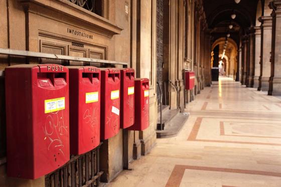 Красные почтовые ящики во Флоренции фото