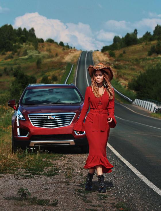 Яна Фисти на фоне красного Cadillac XT5
