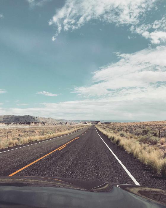 Пустынная и пустая дорога в штате Юта