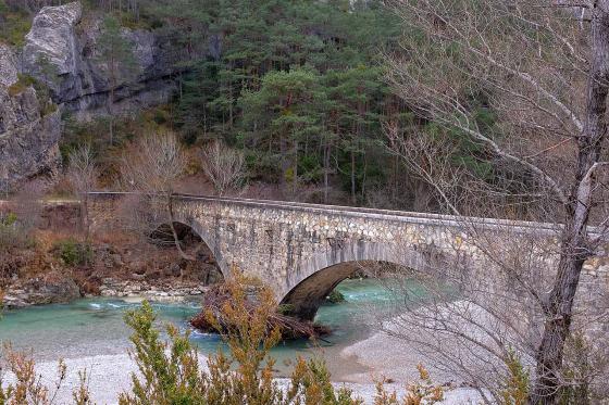 Горная речка с мостом в горах во Франции