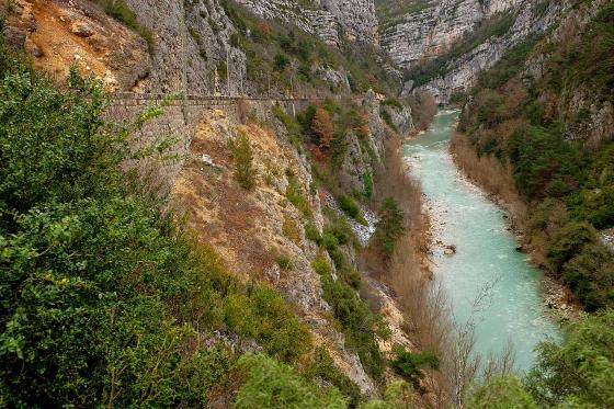 Горное ущелье с дорогой в горах во Франции