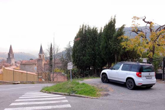 Автомобиль Skoda Yeti в городке во Франции
