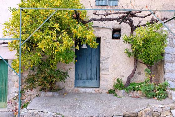 Необычная и красивая дверь в городке Франции