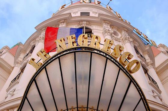 Вывеска отеля Negresco во Франции в городе Ницца