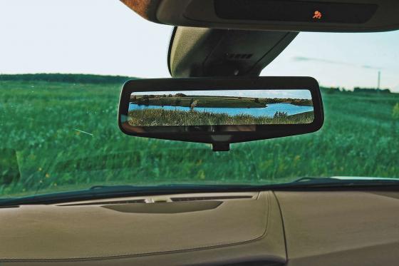 Фоттграфия зеркала заденго вида в Cadillac XT5